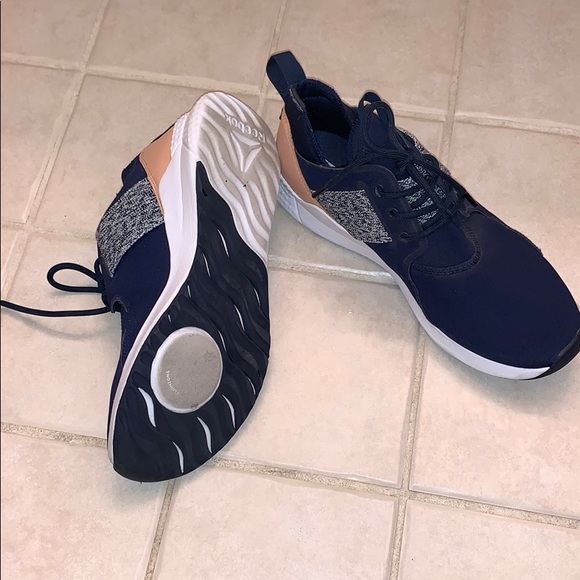 Women’s Reebok Sneakers 8.5 - Picture 3 of 5